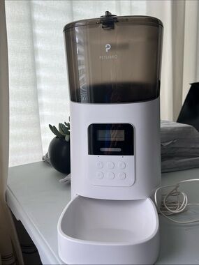White & Smoke Automatic Cat Feeder